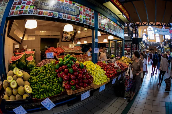 Budapest Węgry Kwiecień 2019 Ludzie Kupujący Great Market Hall Kwietnia — Zdjęcie stockowe