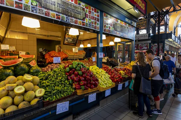 Budapest Węgry Kwiecień 2019 Ludzie Kupujący Great Market Hall Kwietnia — Zdjęcie stockowe