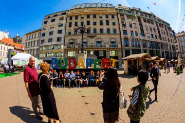 Budapeşte, Macaristan Nisan. 18, 2018: Budapeşte 'nin en büyük alışveriş merkezlerinden biri olan Vorosmarty Plaza' da turistler ve ziyaretçiler.