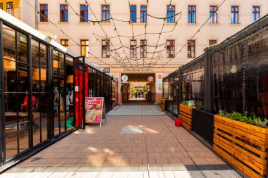 Budaopest, Macaristan, 18 Nisan 2018: Budapeşte 'de bir yaya galerisi ve restoranlar olan Gozsdu Udvar' da insanlar alışveriş ve akşam yemeği. 
