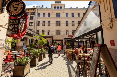 Budaopest, Macaristan, 18 Nisan 2018: Budapeşte 'de bir yaya galerisi ve restoranlar olan Gozsdu Udvar' da insanlar alışveriş ve akşam yemeği. 