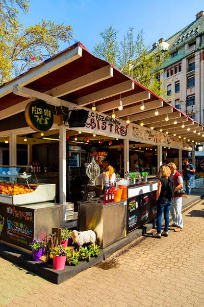 Budapest Hungría Abril 2018 Turistas Visitantes Famosa Vorosmarty Plaza Centro — Foto de Stock