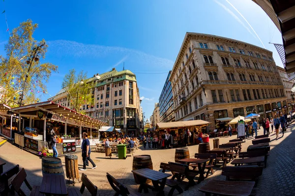 Budapest Hungary April 2018 Tourists Visitors Famous Vorosmarty Plaza Center — Stock Photo, Image