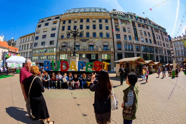 Будапешт Венгрия Апрель 2018 Туристы Посетители Знаменитой Площади Vorosmarty Plaza — стоковое фото