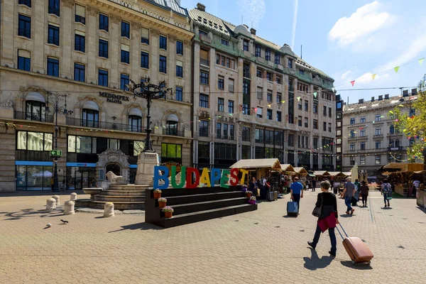 Budapest Hungría Abril 2018 Turistas Visitantes Famosa Vorosmarty Plaza Centro — Foto de Stock
