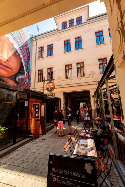 Budaopest Hongarije April 2018 Mensen Winkelen Dineren Gozsdu Udvar Wat — Stockfoto