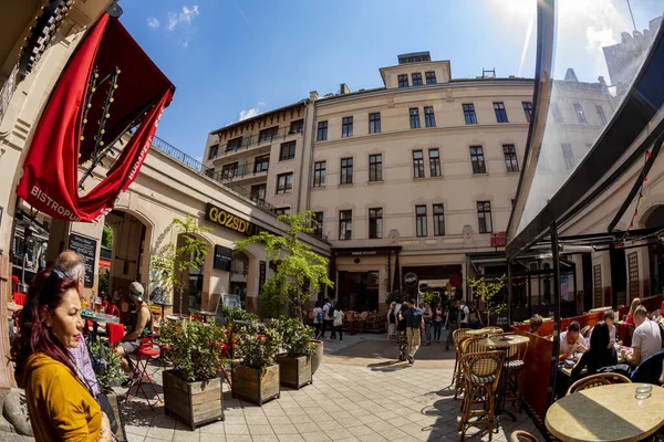 Budaopest Hongarije April 2018 Mensen Winkelen Dineren Gozsdu Udvar Wat — Stockfoto