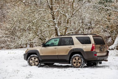 Pilis Dağı sıradağları Macaristan 12 Ocak 2021: Lüks SUV 4x4 kış ormanları karla kaplandı.