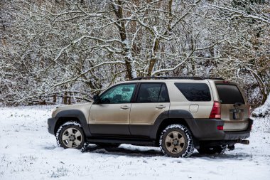 Pilis Dağı sıradağları Macaristan 12 Ocak 2021: Lüks SUV 4x4 kış ormanları karla kaplandı.