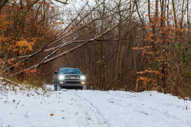 Gerencse Central Mountain sıradağları Macaristan 17 Ocak 2021: Orta Avrupa 'da kış ormanlarında karlara parkedilmiş lüks bir SUV 4x4 Toyota 4 Runner. Kış 4x4 safarisi.