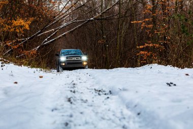 Gerencse Central Mountain sıradağları Macaristan 17 Ocak 2021: Orta Avrupa 'da kış ormanlarında karlara parkedilmiş lüks bir SUV 4x4 Toyota 4 Runner. Kış 4x4 safarisi.
