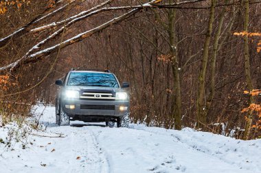 Gerencse Central Mountain sıradağları Macaristan 17 Ocak 2021: Orta Avrupa 'da kış ormanlarında karlara parkedilmiş lüks bir SUV 4x4 Toyota 4 Runner. Kış 4x4 safarisi.