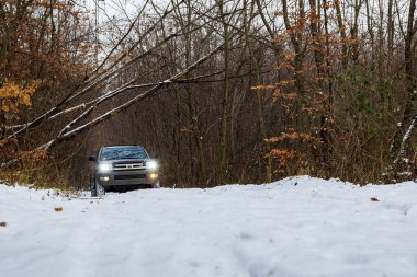 Gerencse Central Mountain sıradağları Macaristan 17 Ocak 2021: Orta Avrupa 'da kış ormanlarında karlara parkedilmiş lüks bir SUV 4x4 Toyota 4 Runner. Kış 4x4 safarisi.