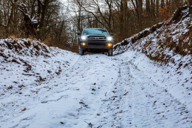Gerencse Central Mountain sıradağları Macaristan 17 Ocak 2021: Orta Avrupa 'da kış ormanlarında karlara parkedilmiş lüks bir SUV 4x4 Toyota 4 Runner. Kış 4x4 safarisi.