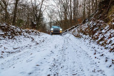 Gerencse Central Mountain sıradağları Macaristan 17 Ocak 2021: Orta Avrupa 'da kış ormanlarında karlara parkedilmiş lüks bir SUV 4x4 Toyota 4 Runner. Kış 4x4 safarisi.