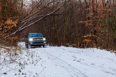 Gerencse Central Mountain sıradağları Macaristan 17 Ocak 2021: Orta Avrupa 'da kış ormanlarında karlara parkedilmiş lüks bir SUV 4x4 Toyota 4 Runner. Kış 4x4 safarisi.