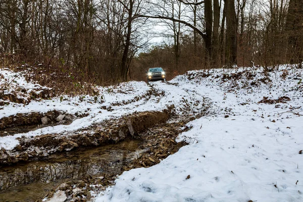 ジェレンス中央山脈ハンガリー1月17 2021 金の色高級Suv 4トヨタ4ランナーは 中央ヨーロッパのどこかに雪に覆われた冬の森の中に駐車しました 冬の4 4サファリ — ストック写真