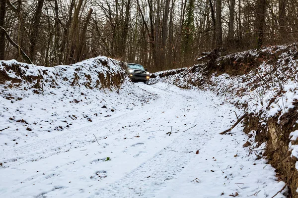 ジェレンス中央山脈ハンガリー1月17 2021 金の色高級Suv 4トヨタ4ランナーは 中央ヨーロッパのどこかに雪に覆われた冬の森の中に駐車しました 冬の4 4サファリ — ストック写真