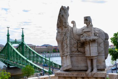 Budapeşte Macaristan-OCT 06, 2020: Budapeşte 'deki Özgürlük Köprüsü, Buda ve Pest' i Tuna Nehri 'ne bağlayan köprü. İlk olarak Franz Joseph Köprüsü olarak 1894 ve 1896 yılları arasında inşa edilmiştir..