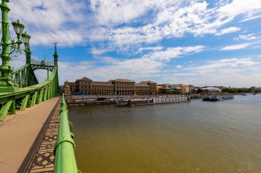 Budapeşte Macaristan-Temmuz. 25, 2018: Özgürlük Köprüsü ve yolcu gemisi terminali. Buda ve Pest 'i Tuna Nehri' ne bağlayan köprü..