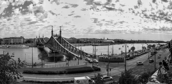 匈牙利布达佩斯 Oct 2020年 布达佩斯自由桥 横跨多瑙河连接布达与佩斯的桥梁 它的原名是弗朗茨 约瑟夫桥 建于1894年至1896年间 — 图库照片