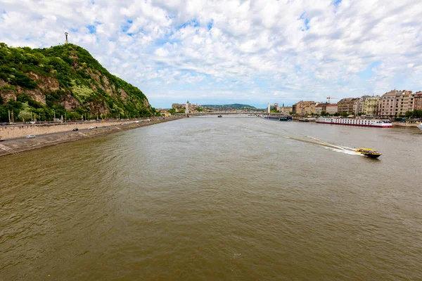 Budapest Ungern Juli 2018 Liberty Bridge Och Kryssningsterminalen Bron Som — Stockfoto