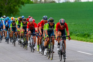 Macaristan 05, 12, 2021: Vini Zabu bisiklet ekipleri Siofok ve Kaposvar (183 km) arasında, Aşama 1 'de siyah ve sarı renkli. 