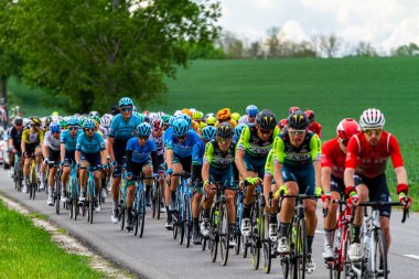 Macaristan 05, 12, 2021: Vini Zabu bisiklet ekipleri Siofok ve Kaposvar (183 km) arasında, Aşama 1 'de siyah ve sarı renkli. 