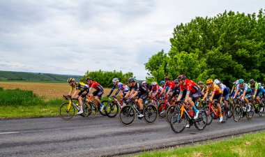 Macaristan 05, 12, 2021: Bahreyn Takımı Birinci Aşama 'da, Siofok ve Kaposvar (183 km) arasında kırmızılı Dünya Bisiklet Takımı. 