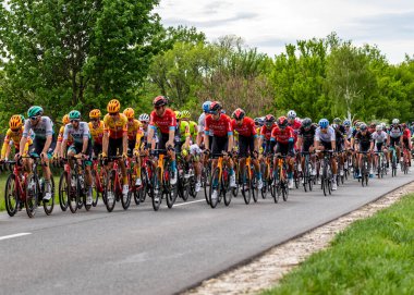 Macaristan 05, 12, 2021: Vini Zabu bisiklet ekipleri Siofok ve Kaposvar (183 km) arasında, Aşama 1 'de siyah ve sarı renkli. 