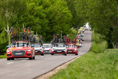 Macaristan 12 Mayıs 2021: Birinci aşamada ekip ve destek araçları. (Siofok - Kaposvar 173 km) otoyollarda ve ikincil köy yollarında 