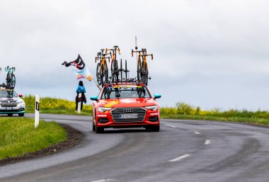 Macaristan 12 Mayıs 2021: Birinci aşamada ekip ve destek araçları. (Siofok - Kaposvar 173 km) otoyollarda ve ikincil köy yollarında 