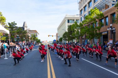 Victoria Canada - 22 Mayıs 17: Victoria 'nın en büyük geçit töreni ve Kanada ve ABD' den 100.000 'den fazla insan.