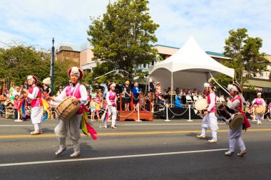 Victoria Canada - 22 Mayıs 17: Victoria 'nın en büyük geçit töreni ve Kanada ve ABD' den 100.000 'den fazla insan.