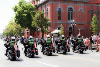 Victoria BC Kanada 22 Mayıs 2017: Victoria Günü geçit törenine Viktorya Polis Gücü yürüyor. Bu Victoria 'nın en büyük geçit töreni ve Kanada ve ABD' den 100.000 'den fazla insanı çekiyor...