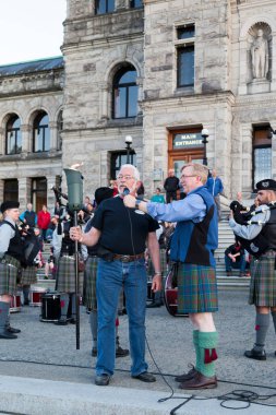 LONDON, BİRLİK KINGDOM - CIRCA EPTESİ 2016: Milli kostümlü insanlar sokaktaki eski binanın yanında eğleniyor