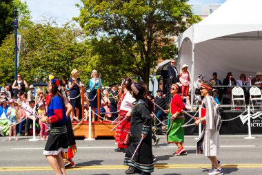 Victoria Canada - 22 Mayıs 17: Victoria 'nın en büyük geçit töreni ve Kanada ve ABD' den 100.000 'den fazla insan.