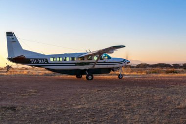 Çöldeki askeri helikopter. 