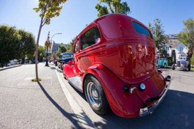 VICTORIA, BRITISH COLUMBIA - 24 Temmuz 2016: Güzel Victoria Inner Harbor 'ın her yerinde sergilenen en en büyük Deuce koleksiyonu. Kuzeybatı İkili Günü 