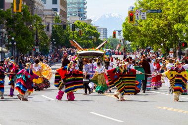 VICTORIA CANADA OCT 31 16: Cadılar Bayramı 'nda neşeli, yaratıcı kostümler giyen ve Wicked Victoria Günü' nde makyaj yapan insanlarla dolu şehir merkezi. Şehrin Cadılar Bayramı 'nda canlanan ihtiraslı bir tarihi var..