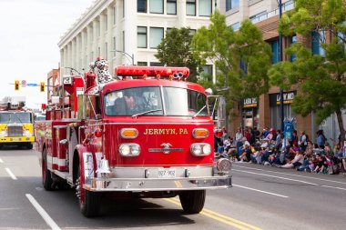 Victoria Canada - 22 Mayıs 17: Victoria 'nın en büyük geçit töreni ve Kanada ve ABD' den 100.000 'den fazla insan.