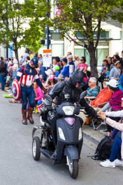Victoria Canada - 22 Mayıs 17: Victoria 'nın en büyük geçit töreni ve Kanada ve ABD' den 100.000 'den fazla insan.