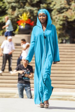 Calgary, Kanada - 10 Ağustos 2014: Olympic Plaza 'da halka açık alanda Arap tarzı moda gösteren model. 