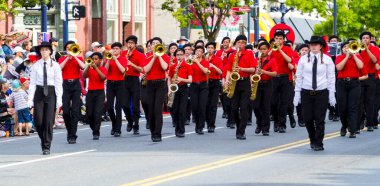 Victoria Canada - 22 Mayıs 17: Victoria 'nın en büyük geçit töreni ve Kanada ve ABD' den 100.000 'den fazla insan.