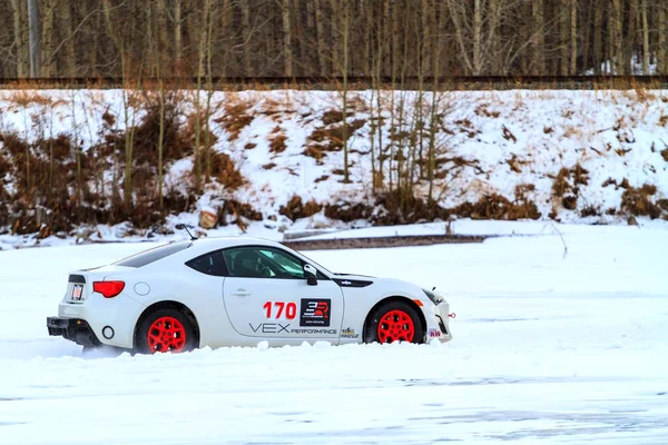 Den Röda Bilen Parkerad Snön — Stockfoto
