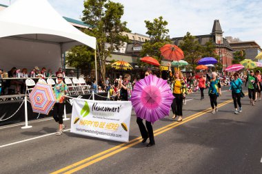 Victoria Canada - 22 Mayıs 17: Victoria 'nın en büyük geçit töreni ve Kanada ve ABD' den 100.000 'den fazla insan.