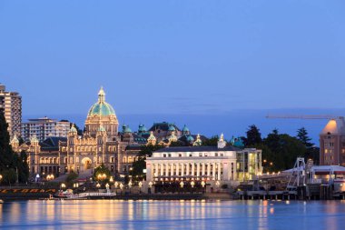 VICTORIA, BC, CanADA - 16 Ağustos 2016. Viktorya dönemi sokak lambaları Inner Limanı 'ndaki suya yansıyor