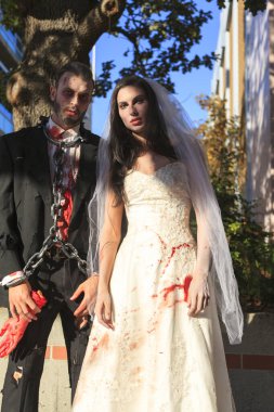 VICTORIA CANADA OCT 29 2016: Zombiler 2016 Zombi Yürüyüşü sırasında Victoria 'yı ele geçirdi. Zombi kostümlü gençler katılıyor. Zombi Yürüyüşü Victoria 'da yıllık bir etkinliktir..