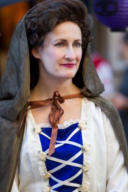 VICTORIA CANADA OCT 31 16: Cadılar Bayramı 'nda neşeli, yaratıcı kostümler giyen ve Wicked Victoria Günü' nde makyaj yapan insanlarla dolu şehir merkezi. Şehrin Cadılar Bayramı 'nda canlanan ihtiraslı bir tarihi var..