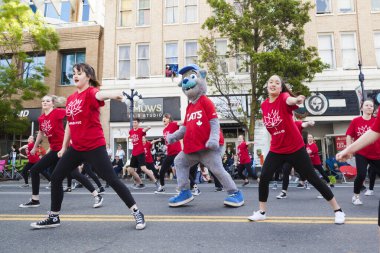 Victoria Canada - 22 Mayıs 17: Victoria 'nın en büyük geçit töreni ve Kanada ve ABD' den 100.000 'den fazla insan.